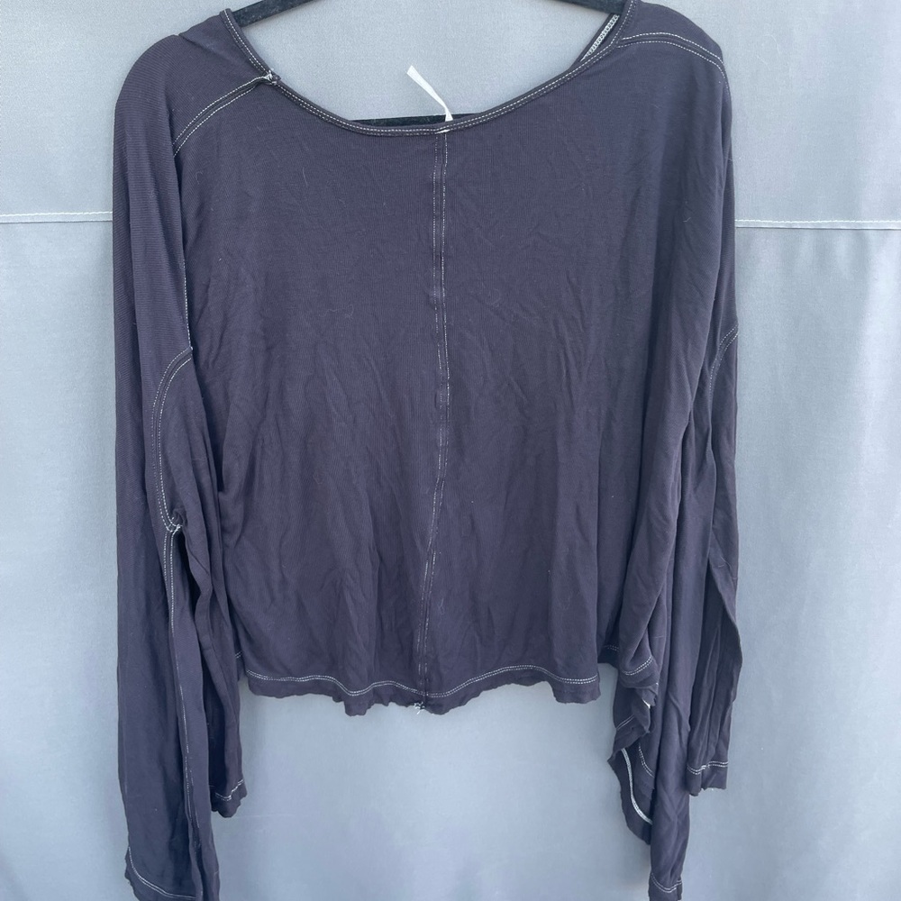 Free People black long sleeve flowy top size small. A great basic. Very soft!
